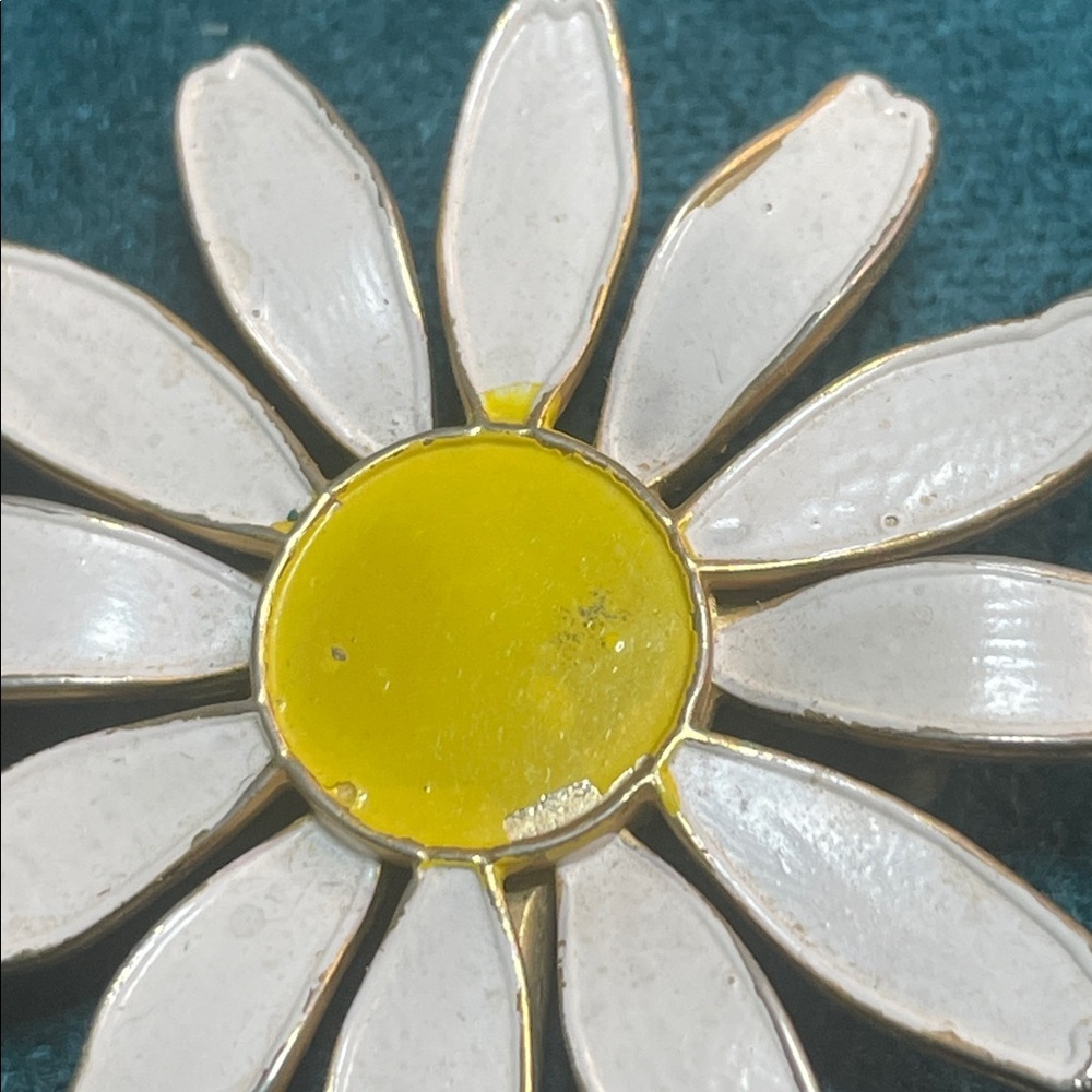 Vintage Enamel White and Yellow Daisy Brooch and Earrings Set - Picture 3 of 9